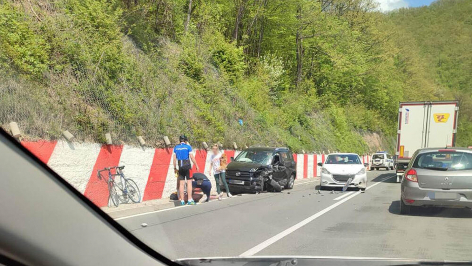 TEŠKA SAOBRAĆAJKA KOD LUČANA Lančani sudar, jedno vozilo od siline udara potpuno smrskano