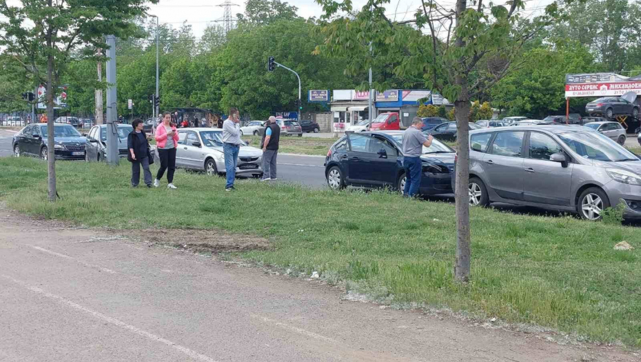 LANČANI SUDAR NA NOVOM BEOGRADU Povređena jedna osoba (FOTO)