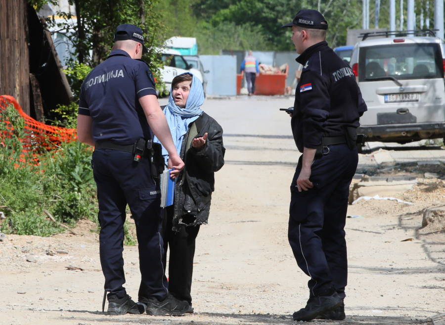 MUŠKARAC SE POLIO BENZINOM U BEOGRADU Zapalio se jer hoće da mu uzmu baraku?