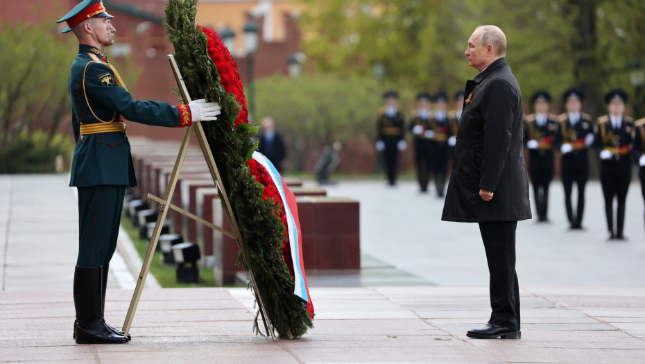 CEO SVET BRUJI O DETALJU NA PUTINOVOM REVERU Evo šta se dogodilo dok je držao govor za Dan pobede (FOTO)