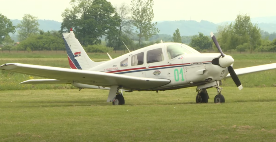 ODRŽAN ‘MEMORIJAL HEROJA MILENKA PAVLOVIĆA’: Aviokompanija Air Pink dala novčanu donaciju, njeni piloti učestvovali u preletu u čast pukovnika poginulog tokom NATO bombardovanja!