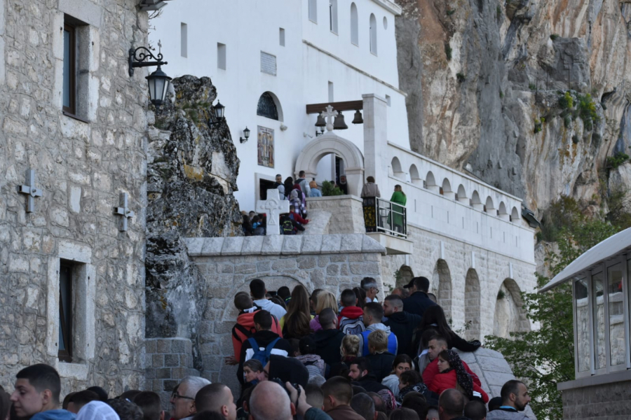 NA OSTROG SE IDE KAD SVETI VASILIJE POZOVE, A NE KAD VAM JE VOLJA Beograđanka otišla da prespava na Ostrogu: Ono što sam tamo videla mi se urezalo u dušu, pamtiću do kraja života!