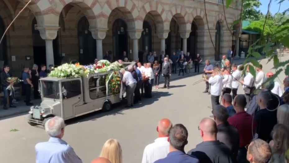 POTRESNE SCENE NA SAHRANI Nikolina Pišek potpuno slomljena od bola grca u suzama nad sandukom svog pokojnog supruga (FOTO/VIDEO)