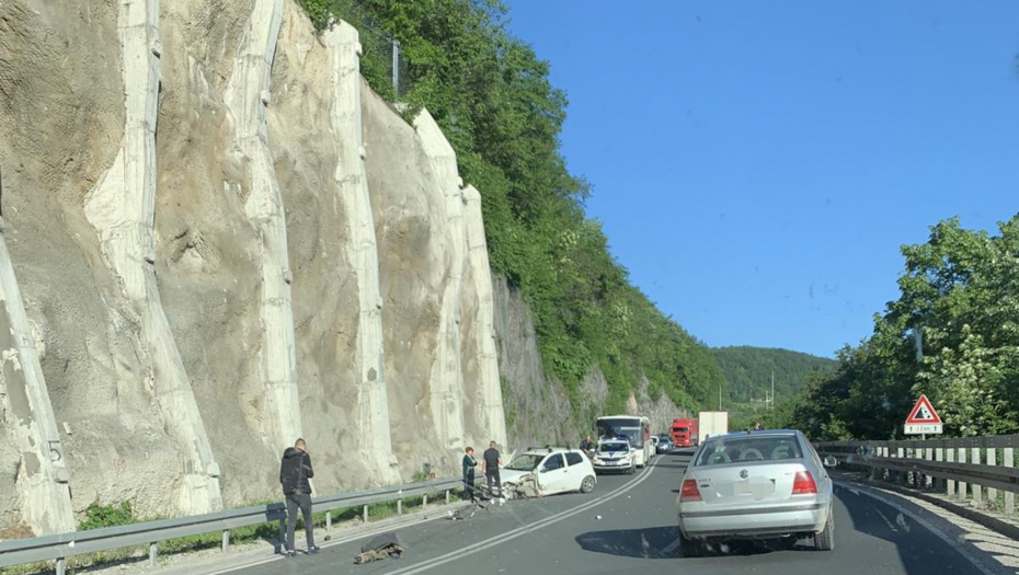 NOVI UDES KOD UŽICA Jedan auto slupan, delovi rasuti svuda po kolovozu