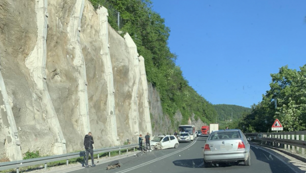 NOVI UDES KOD UŽICA Jedan auto slupan, delovi rasuti svuda po kolovozu