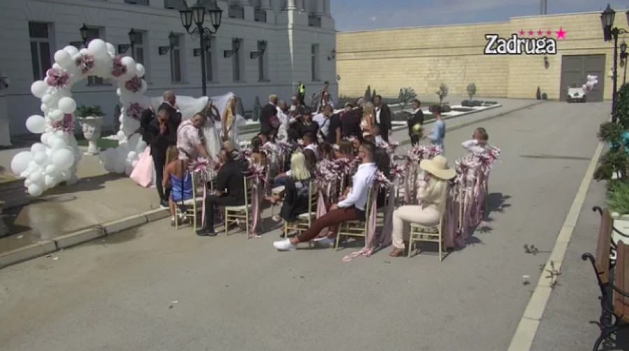 ODRIČEM SE SVEGA, POSTAJEM CARICA Dalila i Filip izgovorili sudbonosno da, Dejan guta knedle tokom ceremonije venčanja