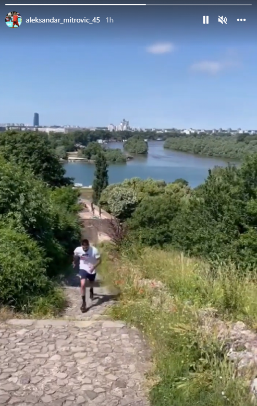 MITROGOL U BEOGRADU Srpski fudbaler formu održava na Kalemegdanu (FOTO)