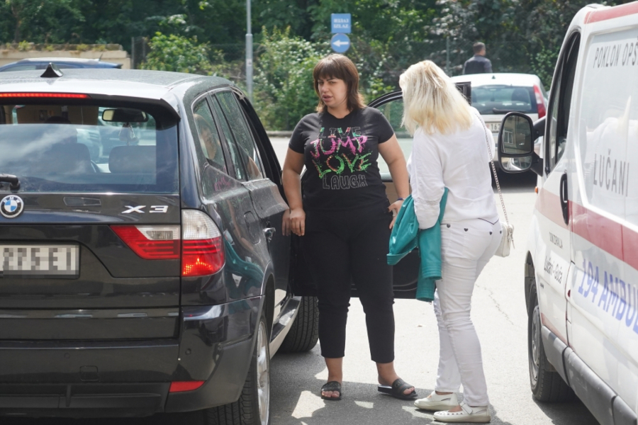 SMRKNUTE I BESNE Kulićeve došle na pregled, a evo ko im je pravio društvo (FOTO)