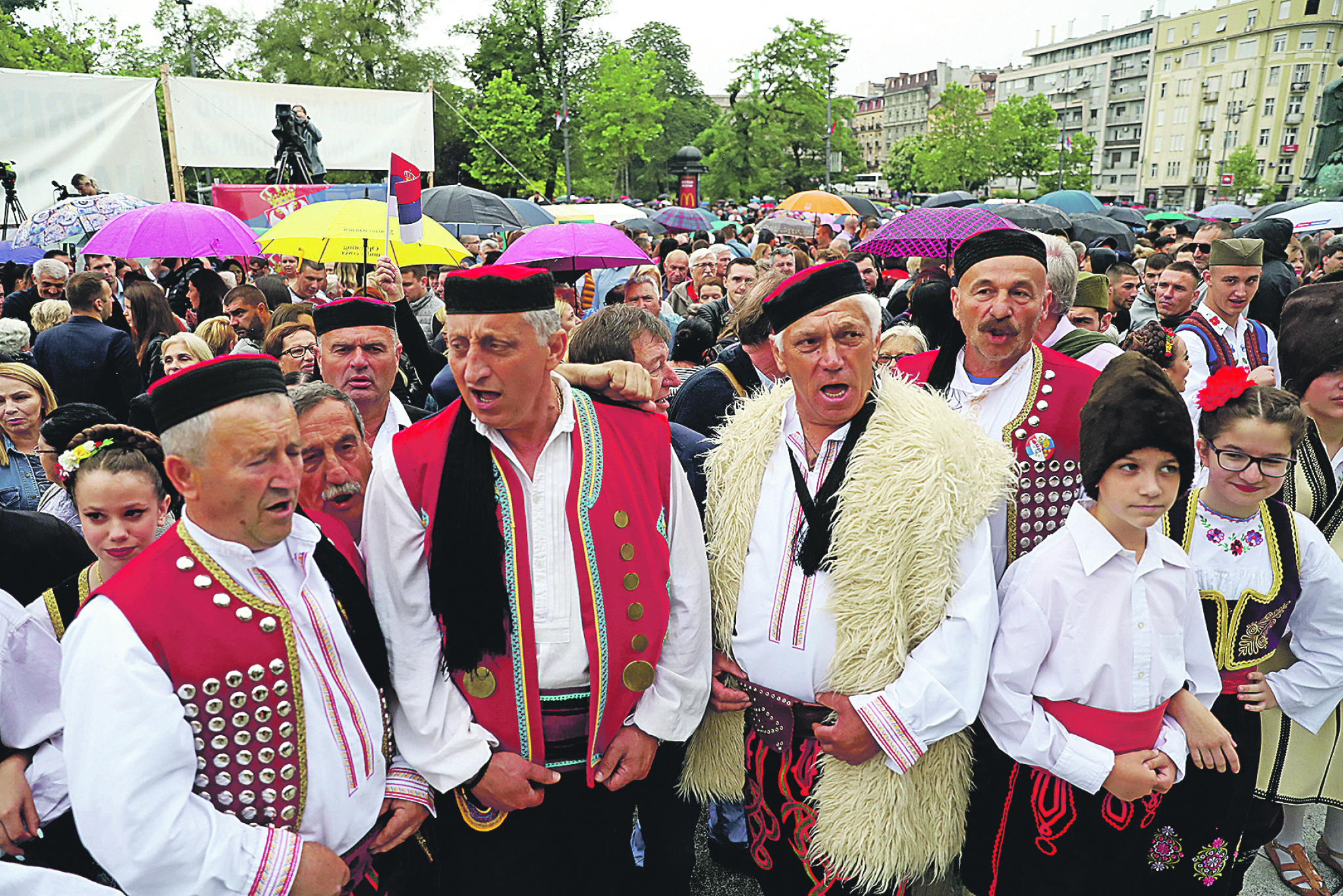 SVI SRCEM SMO UZ PREDSEDNIKA, SAMO NEKA TAKO NASTAVI Narod se od ujutru okupljao ispred Skupštine i u Pionirskom parku, velika podrška Aleksandru Vučiću