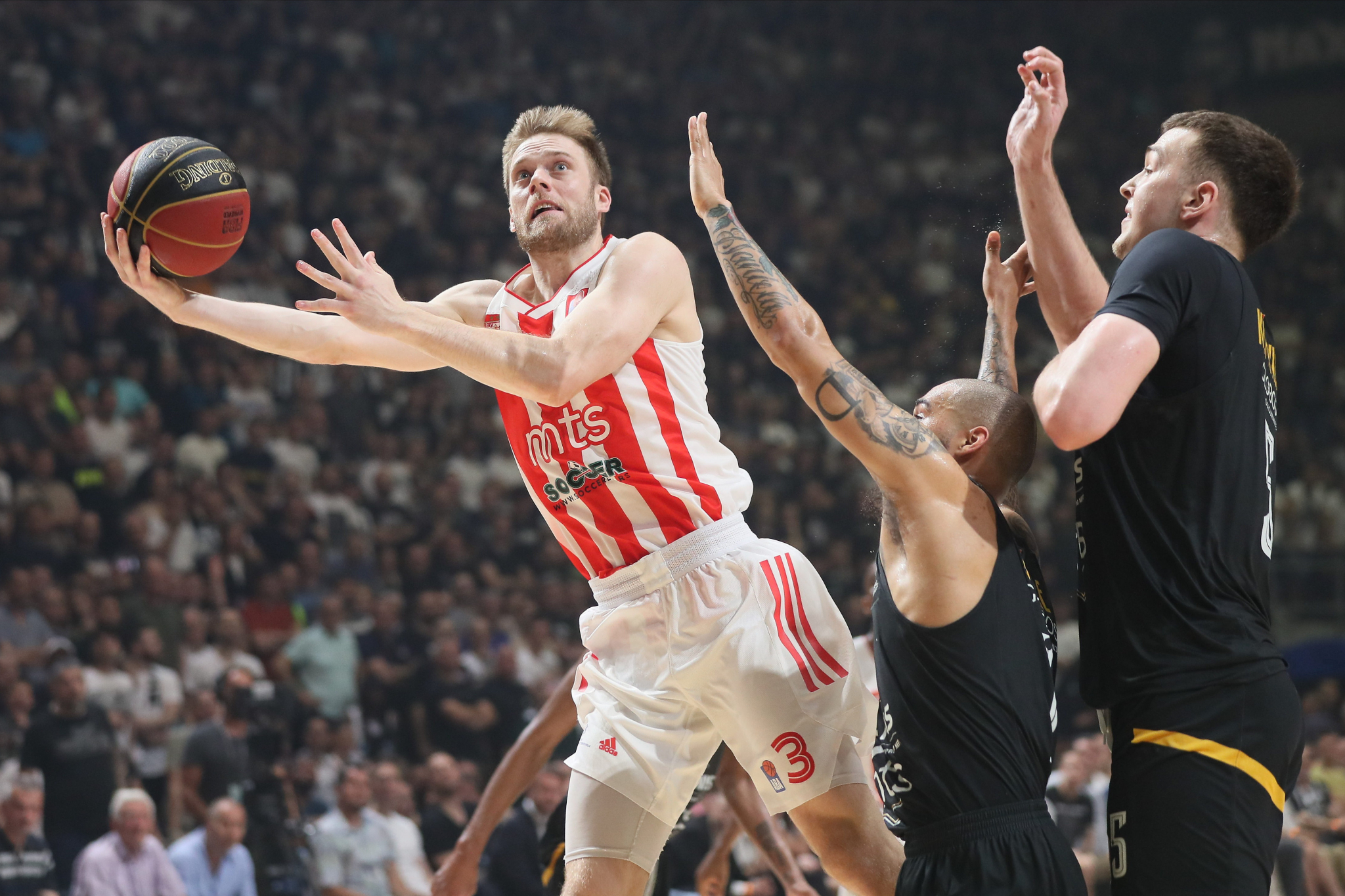 POSLEDNJI ČIN BORBE ZA PRSTEN Zvezda dočekuje Partizan u meču sezone