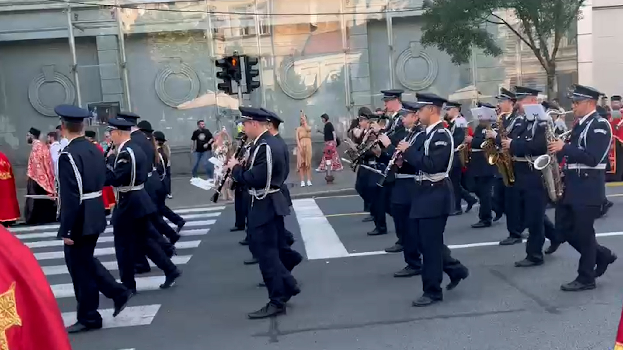 VELIČANSTVENA SPASOVDANSKA LITIJA Hiljade vernika bilo na ulicama Beograda, Vesić u prvom redu (VIDEO)