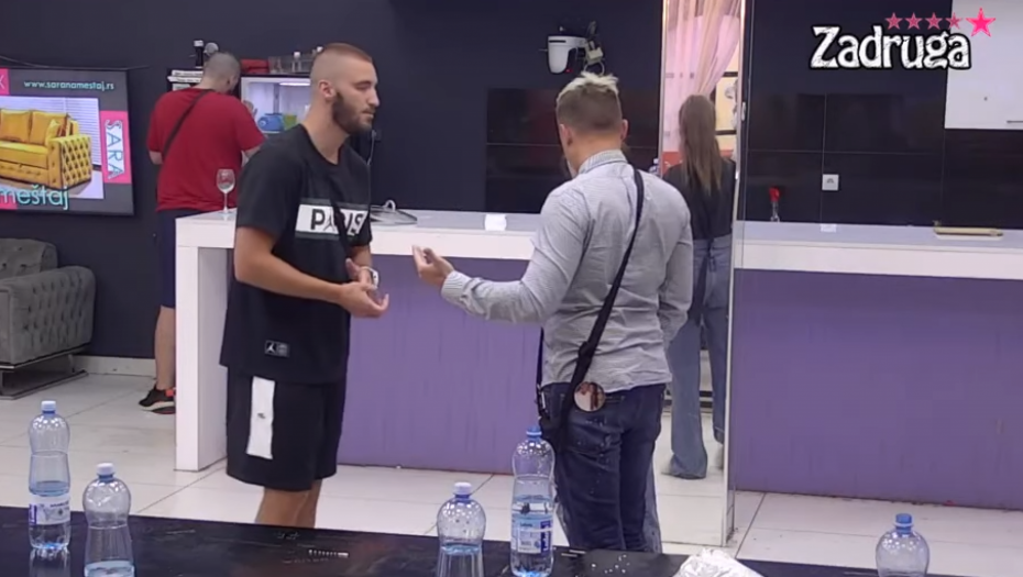 KARIĆU DOSTAVLJENA CEDULJICA Stefan dobio šifrovanu poruku od Marijane, kamera zabeležila sve, umešana i ona (VIDEO)