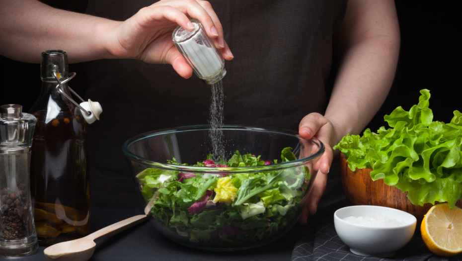 SALATA SA OSLIĆEM I LIMETOM Lagani obrok za tople dane