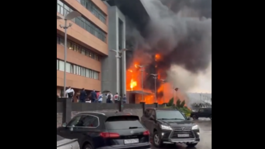 JEZIVO! LJUDI ZAROBLJENI U ZGRADI KOJA GORI  Nisu svi uspeli da pobegnu iz biznis centra u Moskvi! (VIDEO)