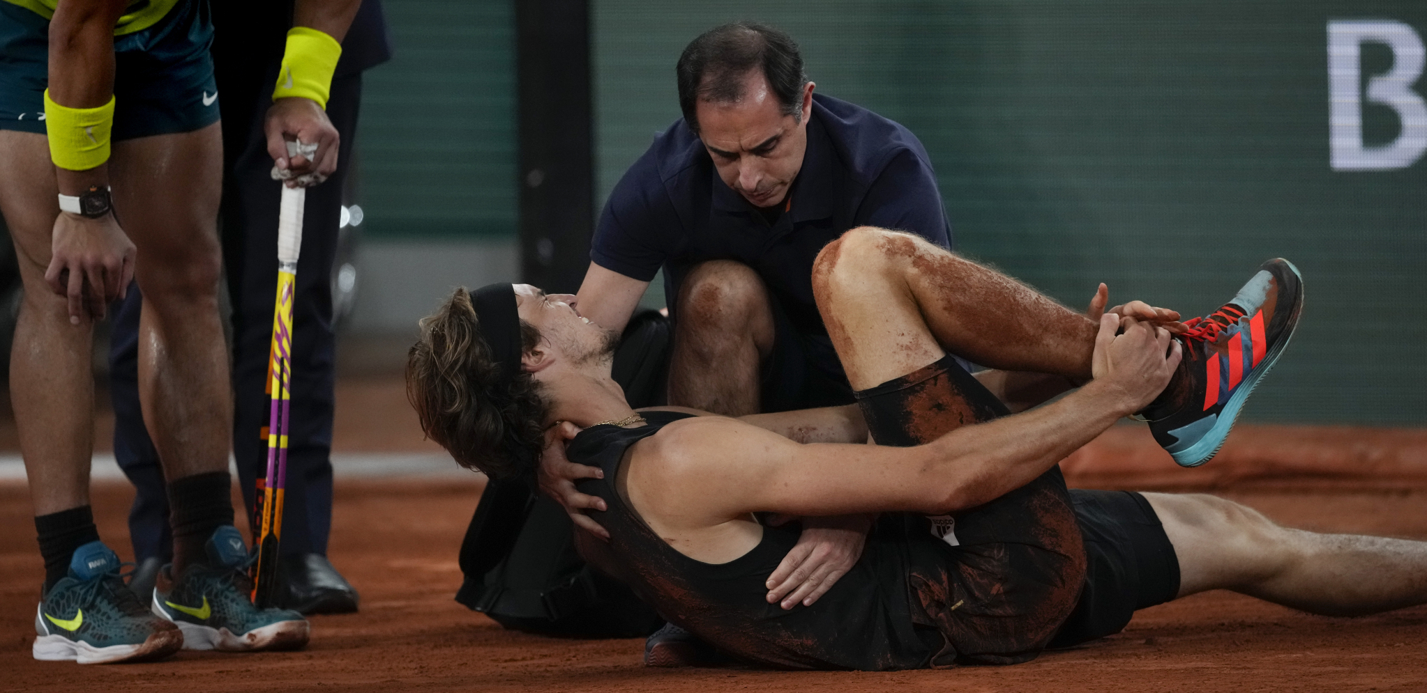 UŽAS NA ROLAN GAROSU Zvereva u kolicima izneli sa terena, Nadal osvojio jedan set i prošao u finale (VIDEO)