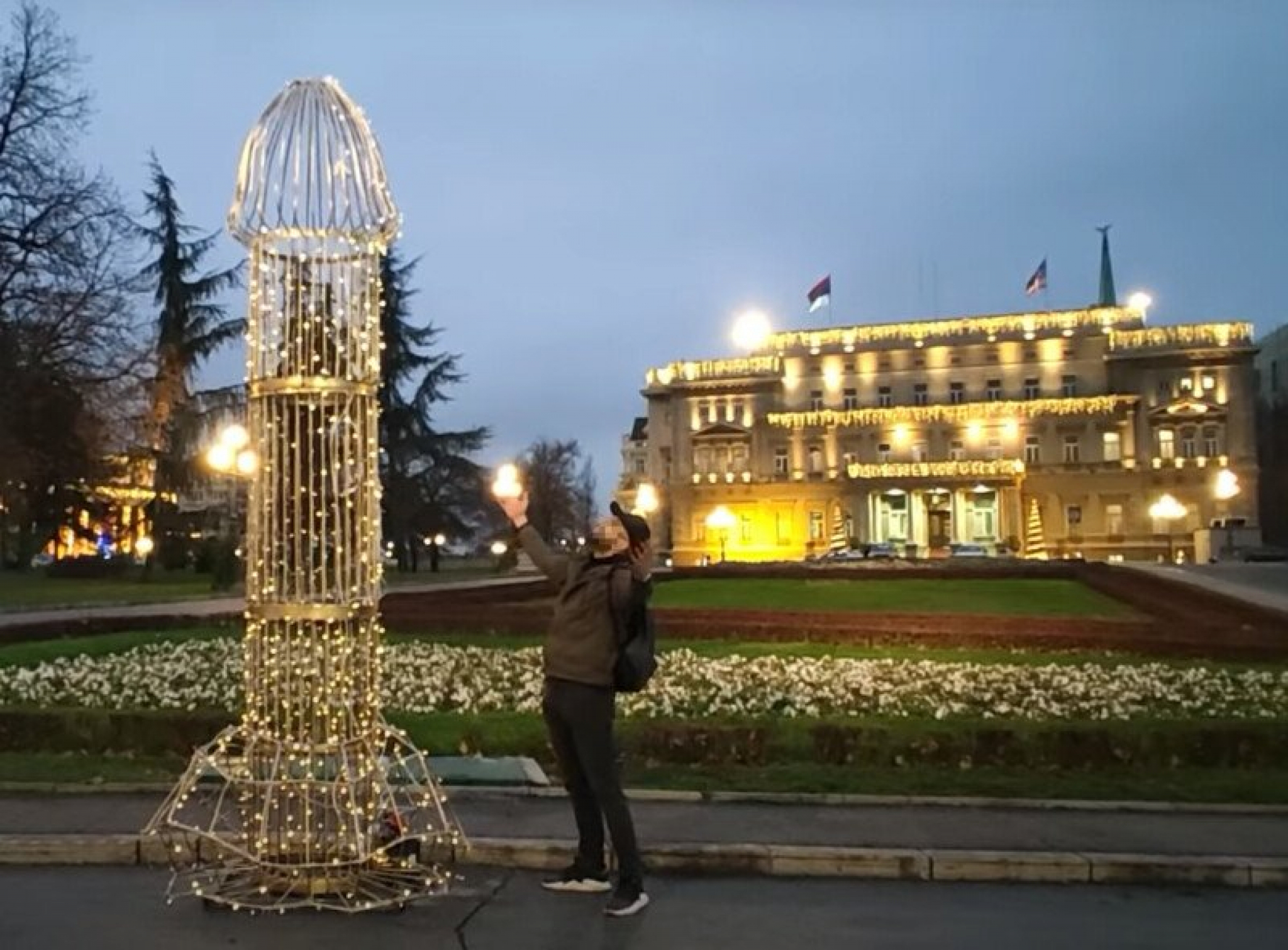 OD “SKULPTURE” FALUSA DO LENJIRA MEĐU NOGAMA DEVOJAKA: Ko je opozicioni aktivista koji je osumnjičen da je uznemiravao studentkinje?