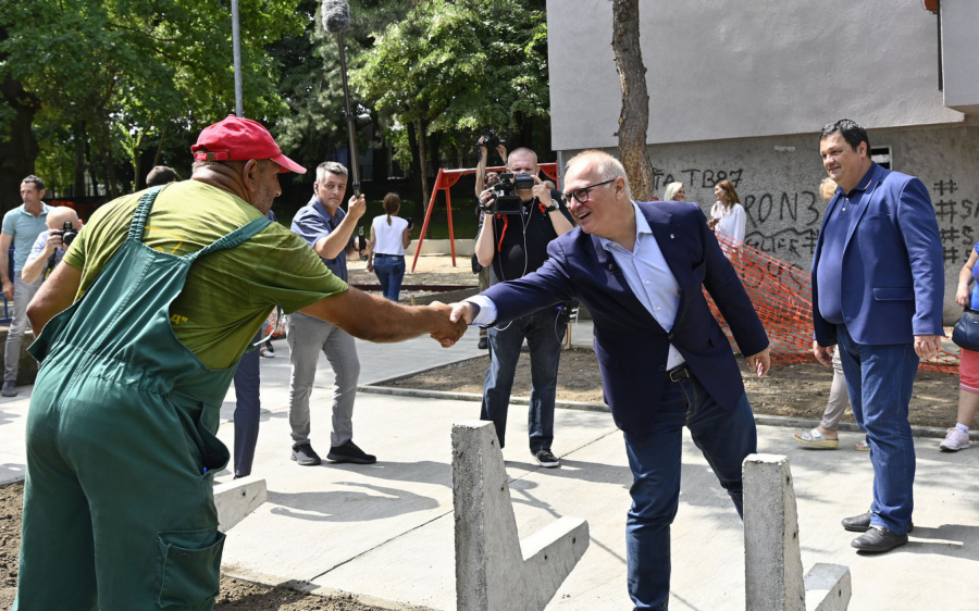 VESIĆ IZAŠAO U SUSRET GRAĐANIMA Uređujemo međublokovsku površinu u Zemunu