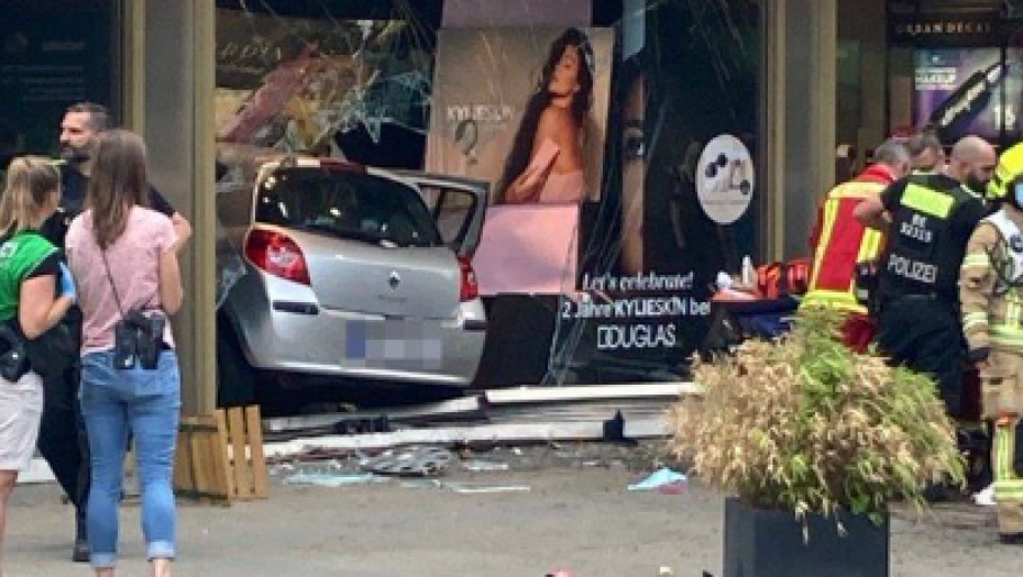 STRAŠNA TRAGEDIJA U BERLINU Automobilom uleteo u grupu ljudi, krici i užas na ulicama (FOTO)