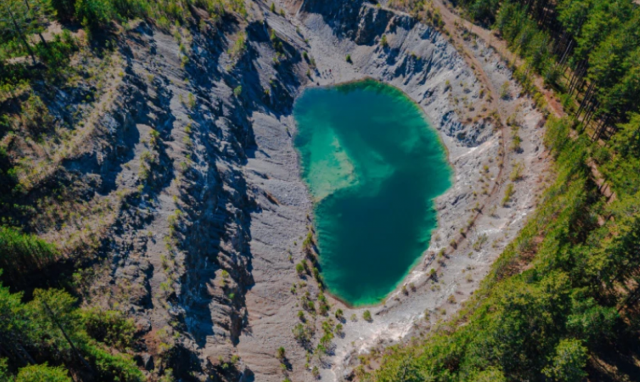 MISTERIOZNO JEZERO TIRKIZNE BOJE NA ZAPADU SRBIJE Legenda o njegovom nastanku još se prepričava