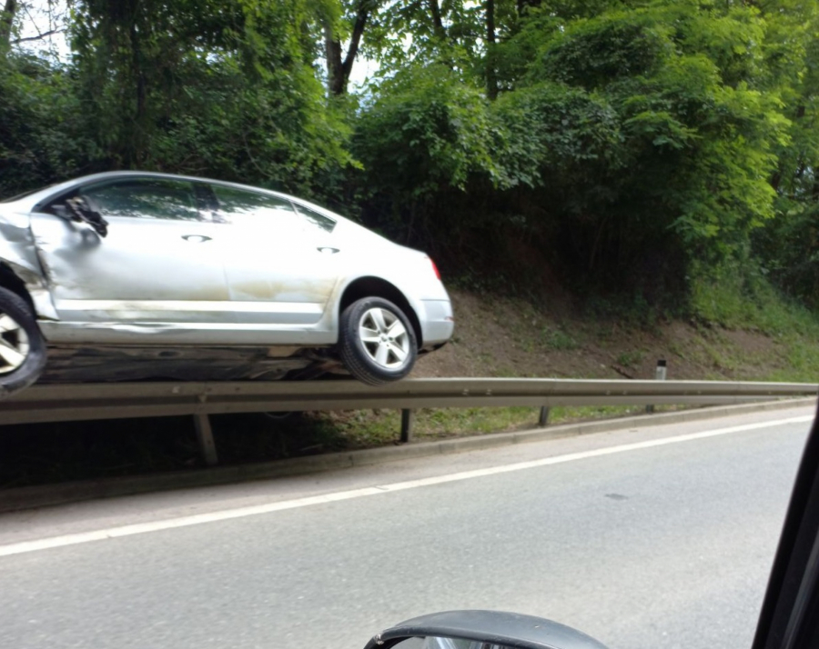 PRAVI KARAMBOL NA MAGISTRALNOM PUTU KA UŽICU Vozač škode sprečio veliku tragediju, pokušao da izbegne motociklistu pa završio na bankini (FOTO)