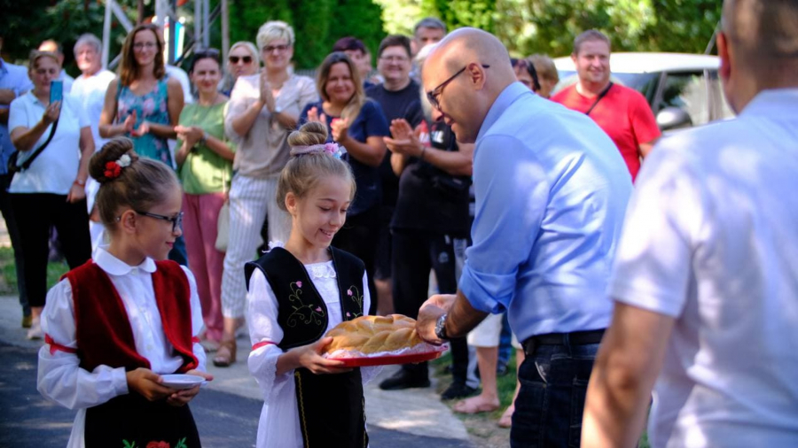 NOVI SAD PO MERI GRAĐANA Besplatan vrtić i udžbenici za prvake, školske užine, autobuske karte za 3. i 4. dete, novčana pomoć za prvo dete