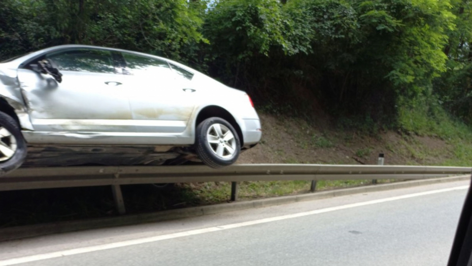 AUTO JE LETEO 30 METARA Vozač prešao u suprotnu traku i zakucao se u motor (FOTO)