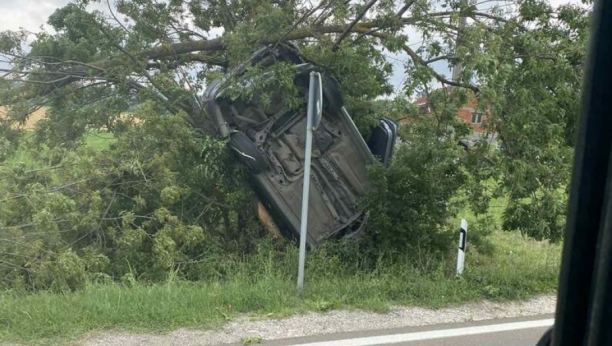 "NISAM MOGAO DA VERUJEM" Pogledajte gde je završio auto kad je sleteo s puta kod Topole (FOTO)