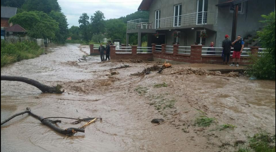 ALARMANTNO STANJE U BOSNI Voda nosi automobile, ulice poplavljene (FOTO)