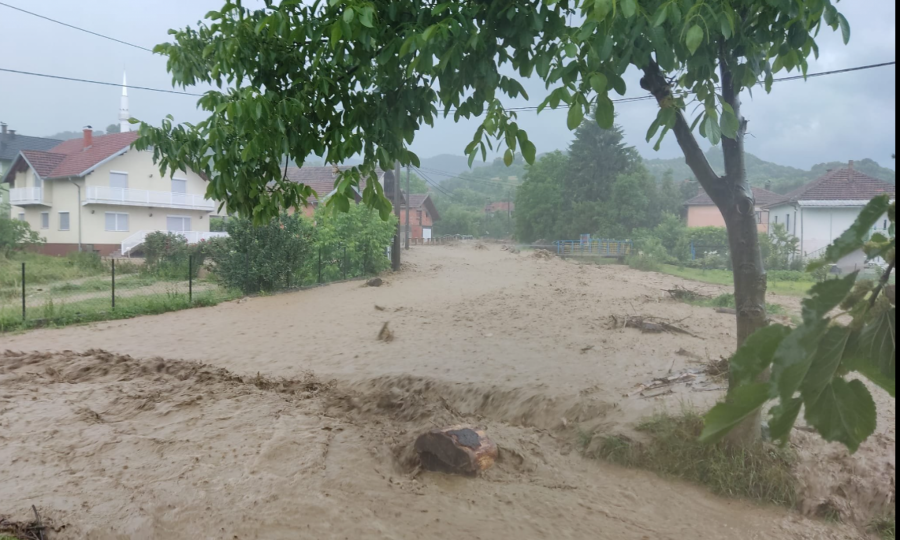 ALARMANTNO STANJE U BOSNI Voda nosi automobile, ulice poplavljene (FOTO)