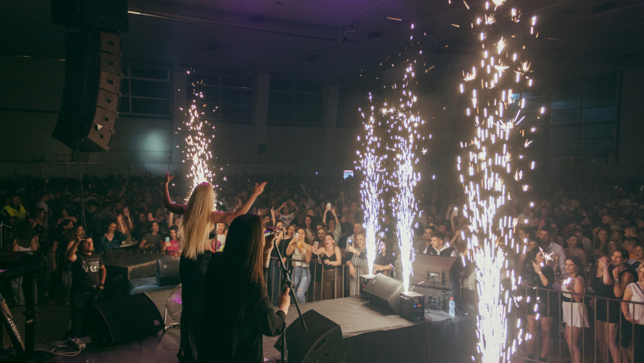 SPEKTAKL ZA PAMĆENJE Nataša Bekvalac sinoć je održala koncert u Kragujevcu pred više od 5000 ljudi (FOTO+VIDEO)