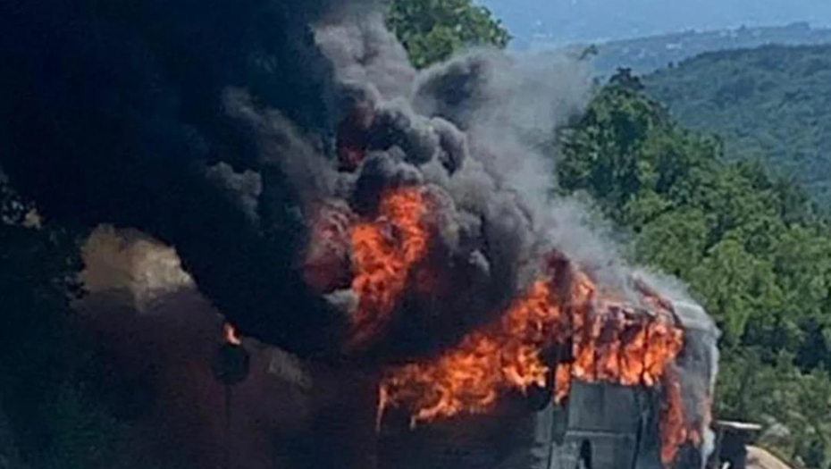 ZAPALIO SE AUTOBUS U HRVATSKOJ Zahvatio ga požar dok je prevozio decu na ekskurziju