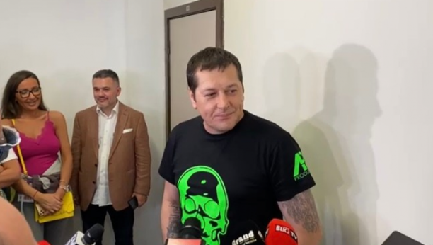 ACO PEJOVIĆ PROGOVORIO PRE KONCERTA NA TAŠU Pevač priznao: Tri koncerta je dovoljno da čovek bude uzbuđen i srećan (VIDEO)