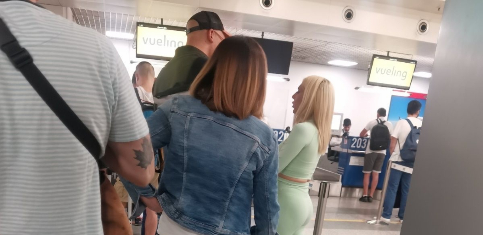 UHVAĆENI ZAJEDNO Jovana Jeremić se na aerodromu vatala s dečkom (FOTO)