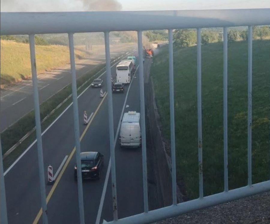 UŽAS KOD RAŽNJA Zapalio se autobus na putu ka Beogradu, vatrena stihija se ne smiruje (FOTO)