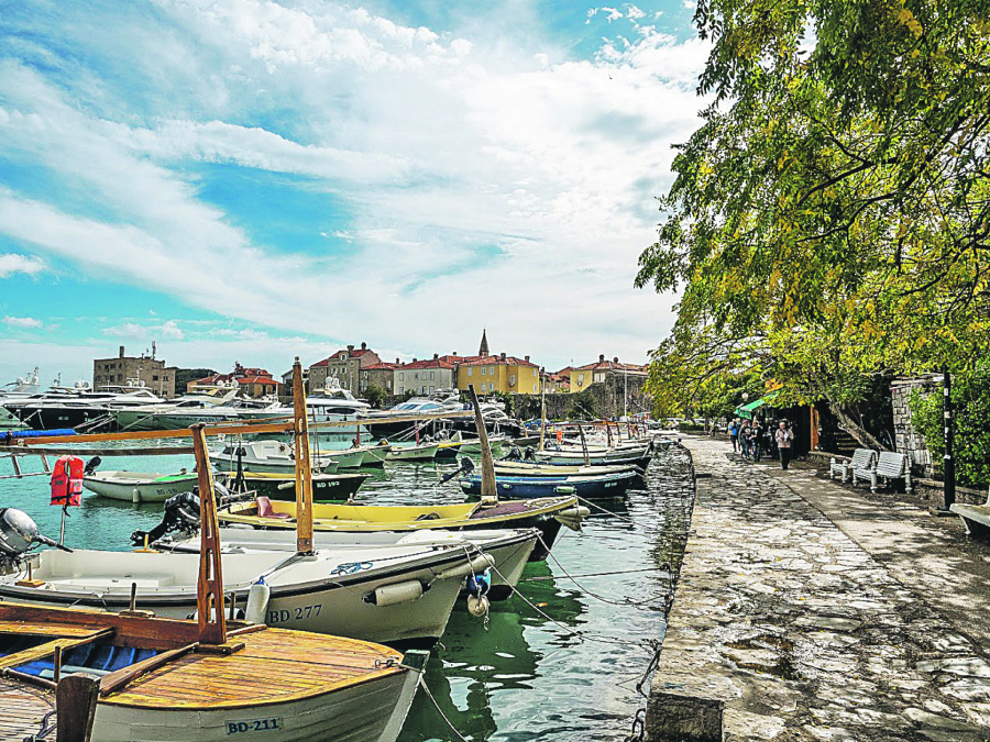 LEŽALJKE I SUNCOBRANI POSLE 17 SATI ZA DŽABE! Crnogorci posebnim pogodnostima ugađaju turistima iz Srbije