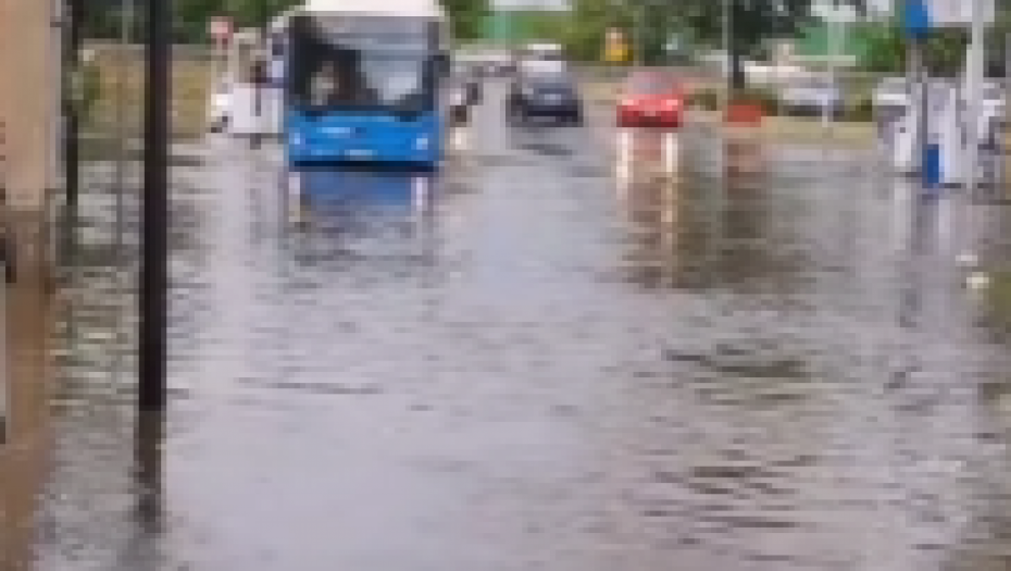 JAKO NEVREME POGODILO VOJVODINU Olujni vetar sa kišom i gradom protutnjao kroz više gradova, ostavio pustoš  (VIDEO)