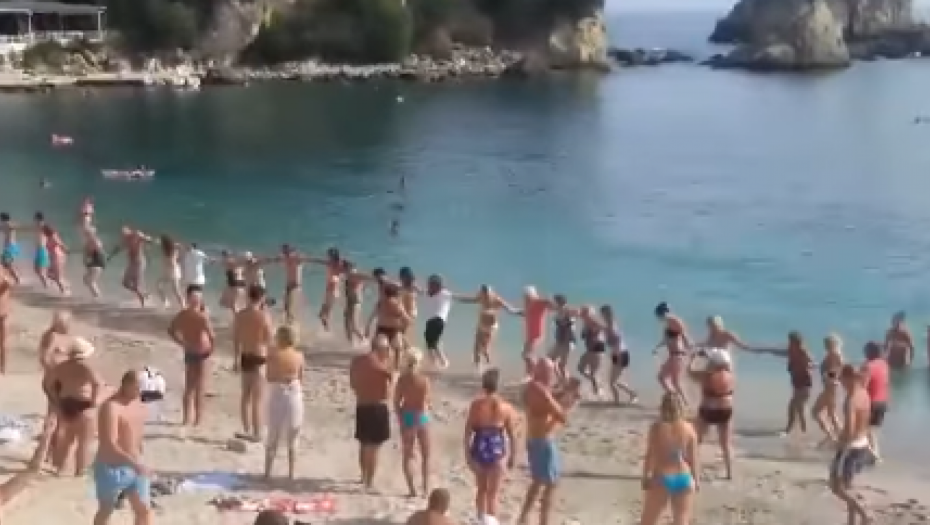 GRCI "OPLELI" VLAŠKO KOLO NA PLAŽI Uzvratili udarac, snimak koji je zapalio društvene mreže! (VIDEO)