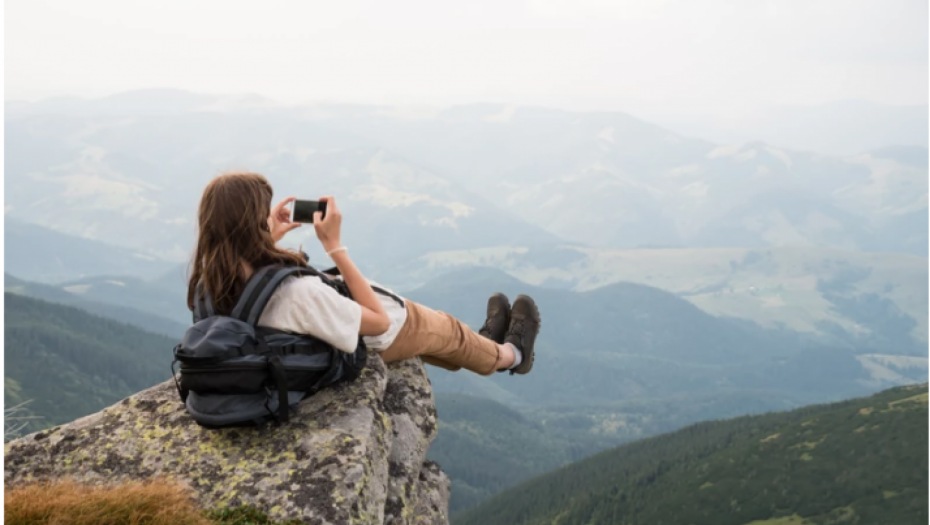 ŽENA U CRNOJ GORI UMALO POGINULA ZBOG SELFIJA Pala u provaliju duboku 8 metara dok je pokušavala da se fotografiše (FOTO)