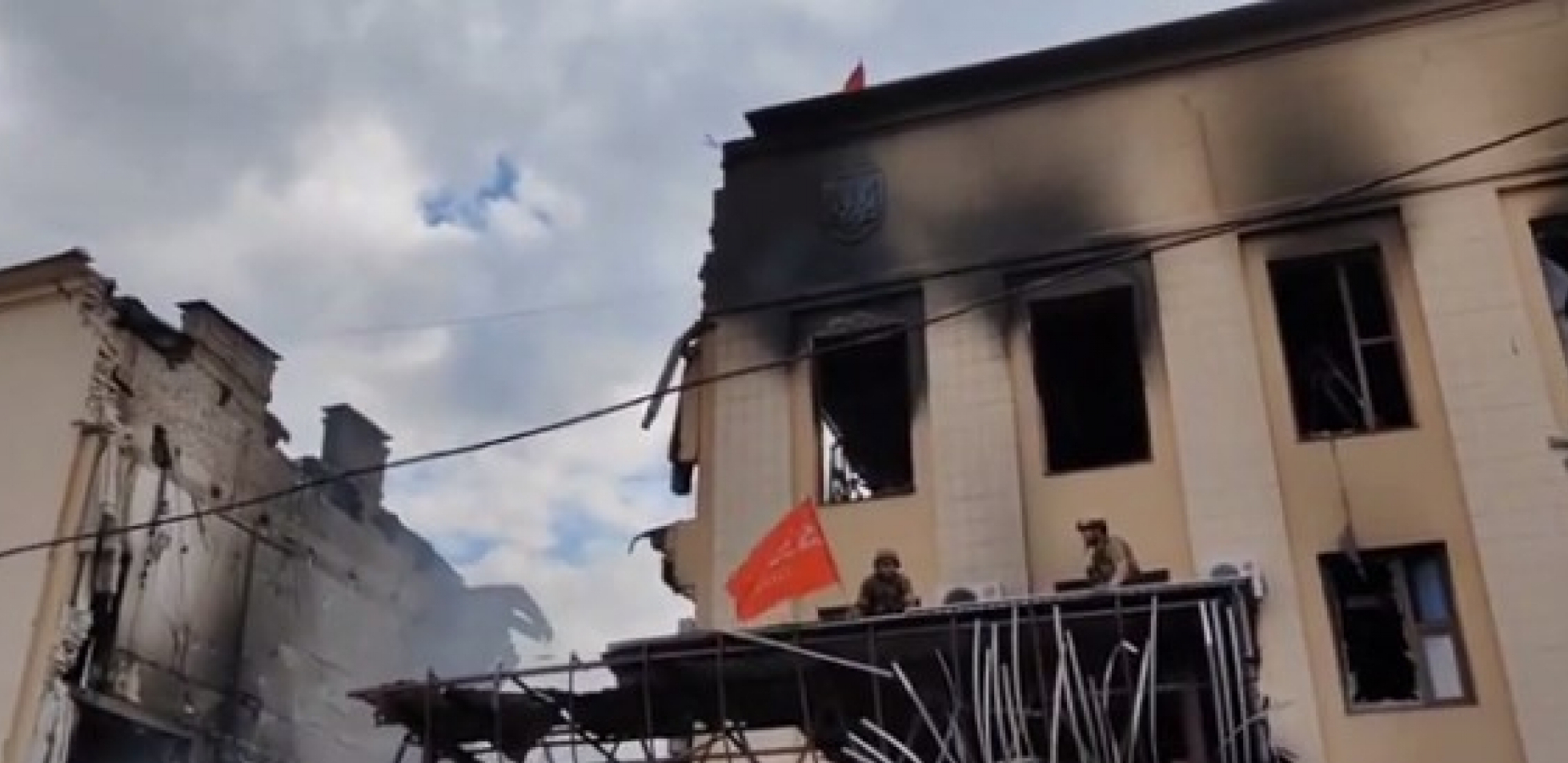 RUSKA ZASTAVA NAD LISIČANSKOM Snimak pokazuje kako se vijori na gradskoj kući (VIDEO)