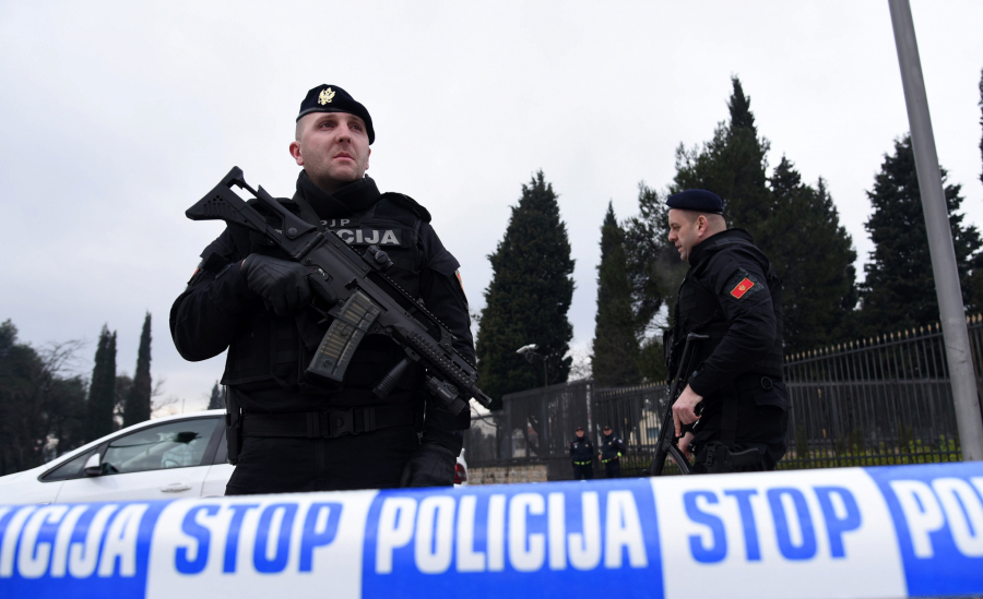 OTKRIVENE NOVE PORUKE IZMEĐU KRIMINALACA I CRNOGORSKIH SLUŽBENIKA Policajac tražio novac za duševnu bol tokom šverca droge!