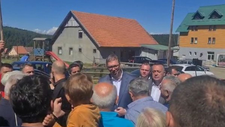 NAROD SAČEKAO VUČIĆA Meštani Odvraćenice priderili srdačan doček predsedniku Srbije (VIDEO)