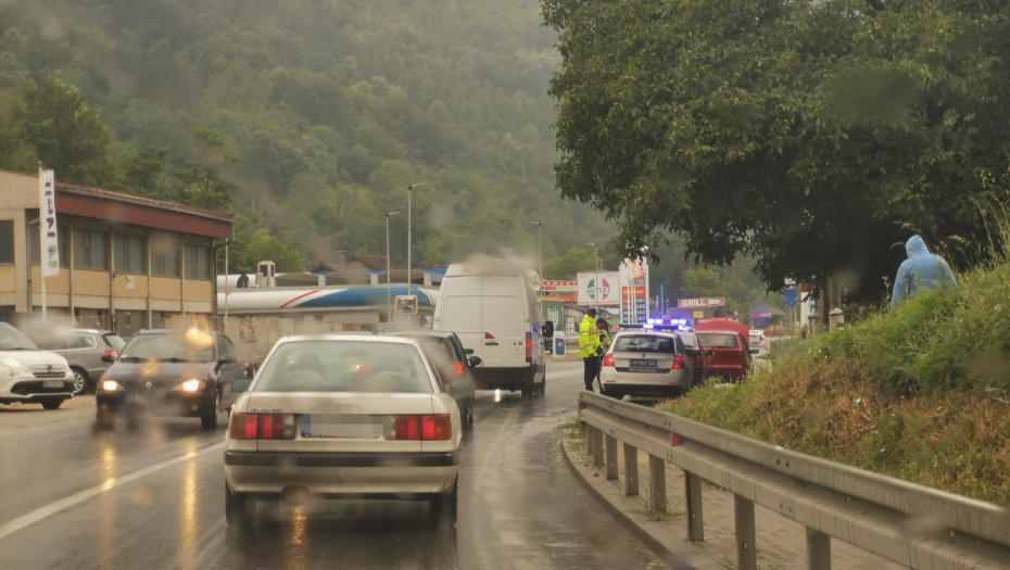 SAOBRAĆAJNA NEZGODA I KOLAPS KOD UŽICA Vozač se zakucao u automobil koji se kretao ispred njega, kilometarska kolona na putu (FOTO))