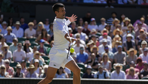 NOVAK NATERAO BRITANCE DA MU APLAUDIRAJU Nestvaran potez Đokovića koji je podigao publiku na noge (VIDEO)