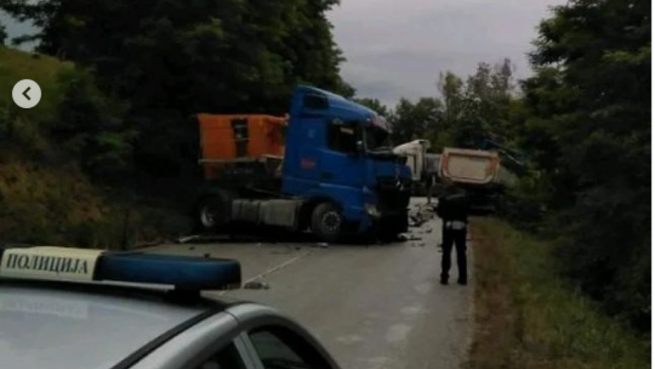 TRAGEDIJA KOD LOZNICE U sudaru tri šlepera poginuo vozač! (FOTO)