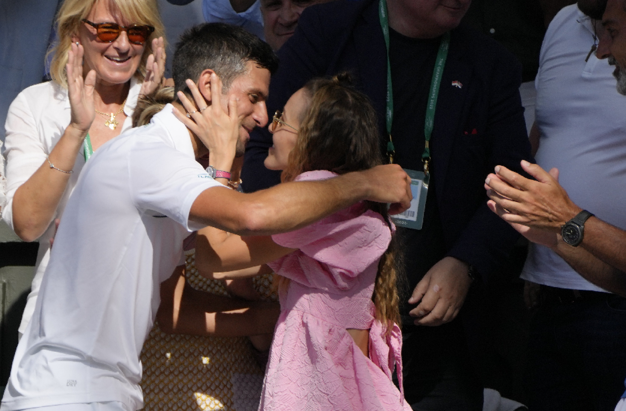 NOVAK PONOVO KRALJ VIMBLDONA Šampioni poput Đokovića retko kad puštaju nekog iz svojih klješta, prenose nemački mediji