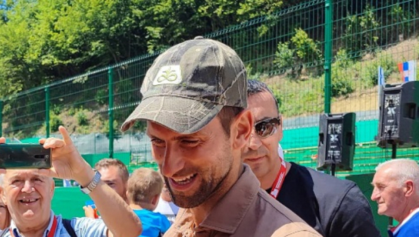 NOVAK DOBIO NAJISKRENIJI TROFEJ U VISOKOM Dečak Đokoviću dao pehar koji će imati posebno mesto u kući (FOTO/VIDEO)