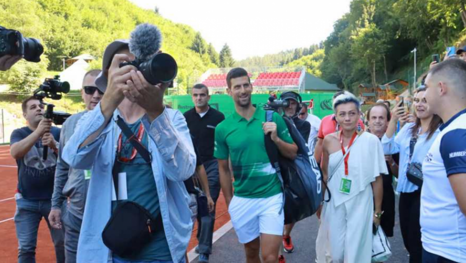 UZBUĐENA ŽENA NASMEJALA PRISUTNE, DOK JE SUPRUG SMIRIVAO: „Nole, srce će me deknuti ovde“ (VIDEO)