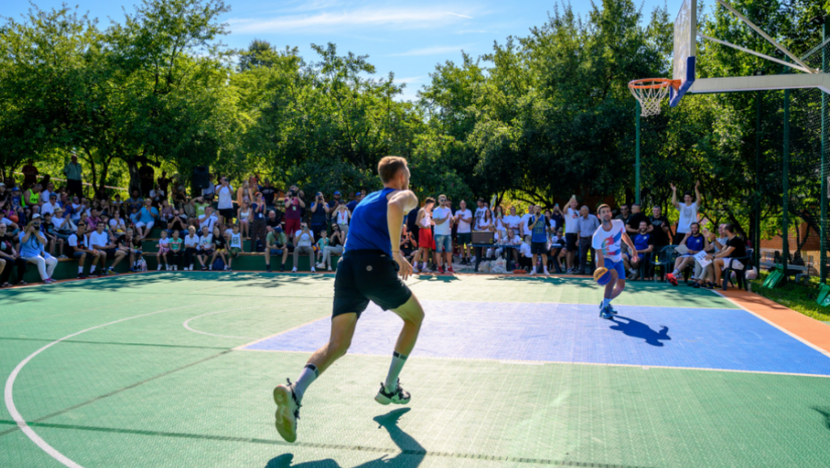 NAKON TENISKOG, NA REDU JE BIO KOŠARKAŠKI TURNIR U VISOKOM Novak Đoković delio asistencije kao plejmejker, bacio alej-up za zakucavanje Džananu Musi (FOTO)