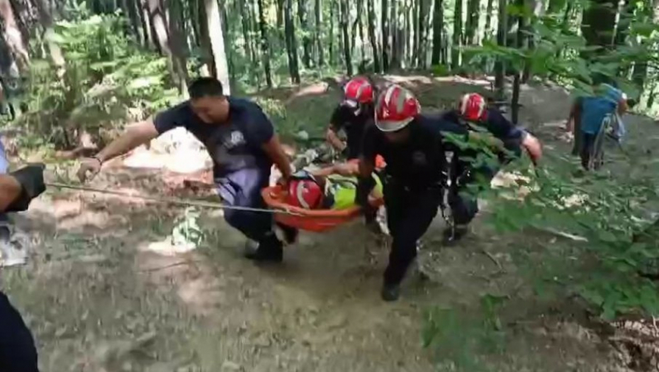 DRAMATIČNI SNIMCI SPAŠAVANJA DEČAKA NA DIVČIBARAMA Akcija je uspešno završena, dete predato hitnoj pomoći (FOTO,VIDEO)