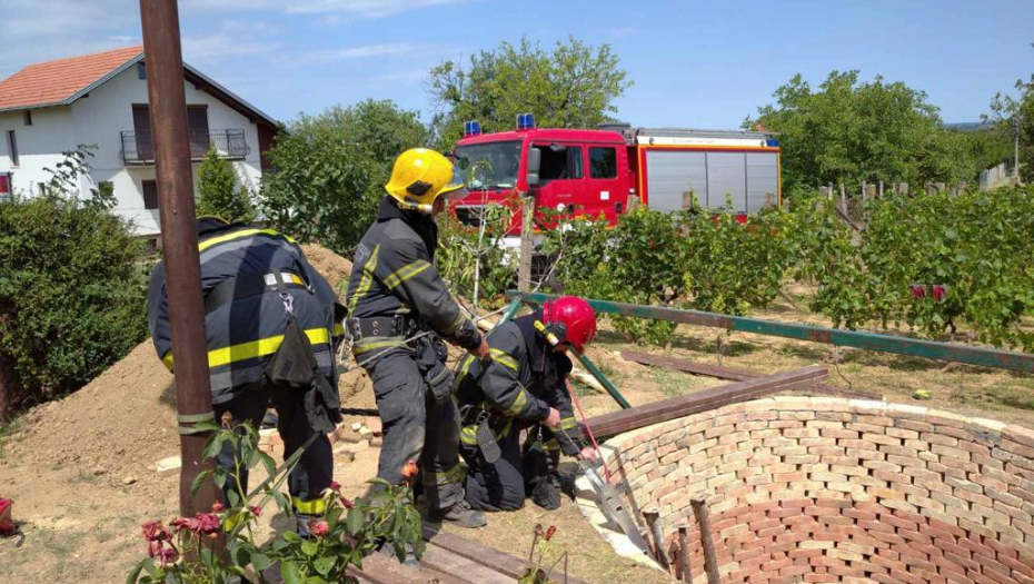 INCIDENT NA FRUŠKOJ GORI Upao u duboku rupu, vatrogasci ga spasili